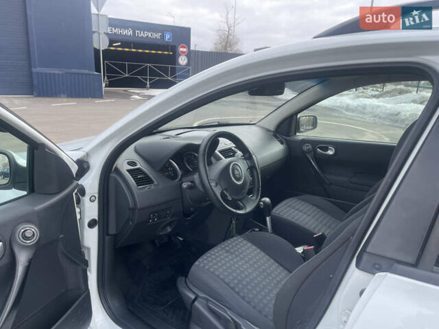 Белый Рено Меган, объемом двигателя 1.6 л и пробегом 223 тыс. км за 5450 $, фото 11 на Automoto.ua