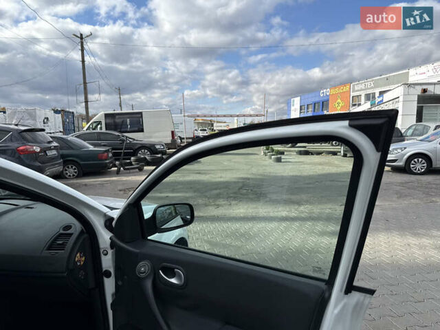 Белый Рено Меган, объемом двигателя 1.6 л и пробегом 198 тыс. км за 5800 $, фото 48 на Automoto.ua