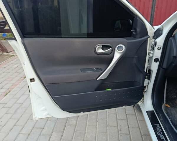 Белый Рено Меган, объемом двигателя 1.6 л и пробегом 281 тыс. км за 4800 $, фото 1 на Automoto.ua