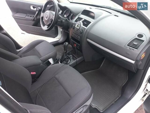 Белый Рено Меган, объемом двигателя 1.6 л и пробегом 247 тыс. км за 5100 $, фото 18 на Automoto.ua