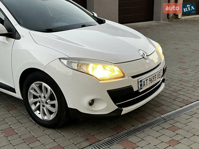 Белый Рено Меган, объемом двигателя 2 л и пробегом 290 тыс. км за 5950 $, фото 3 на Automoto.ua