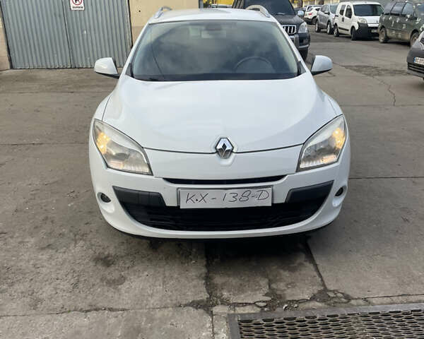 Белый Рено Меган, объемом двигателя 1.4 л и пробегом 163 тыс. км за 5800 $, фото 1 на Automoto.ua