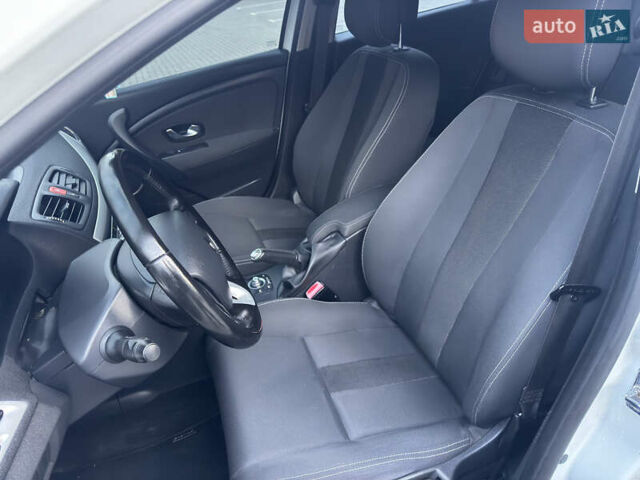 Белый Рено Меган, объемом двигателя 1.6 л и пробегом 220 тыс. км за 7600 $, фото 12 на Automoto.ua