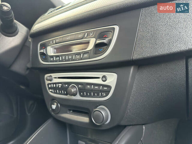 Белый Рено Меган, объемом двигателя 1.6 л и пробегом 220 тыс. км за 7700 $, фото 17 на Automoto.ua