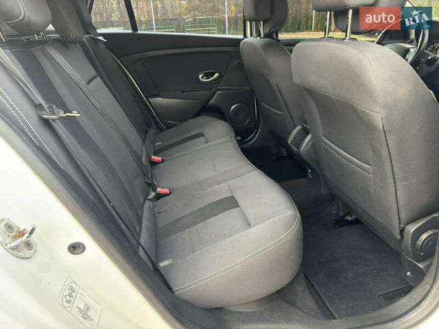 Белый Рено Меган, объемом двигателя 1.6 л и пробегом 220 тыс. км за 7700 $, фото 16 на Automoto.ua