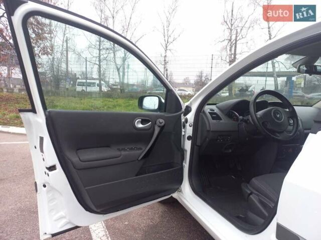 Белый Рено Меган, объемом двигателя 1.6 л и пробегом 247 тыс. км за 5100 $, фото 16 на Automoto.ua