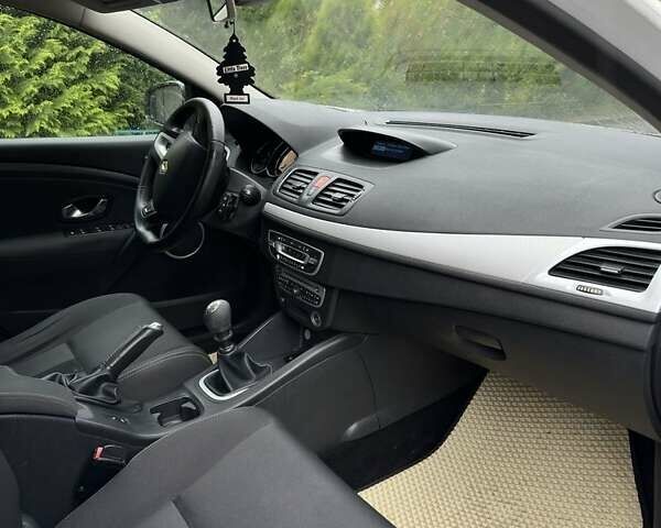 Белый Рено Меган, объемом двигателя 1.9 л и пробегом 360 тыс. км за 6300 $, фото 3 на Automoto.ua