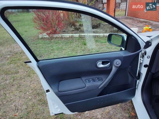 Белый Рено Меган, объемом двигателя 1.6 л и пробегом 120 тыс. км за 6699 $, фото 8 на Automoto.ua