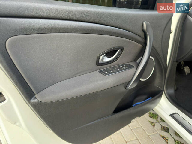 Белый Рено Меган, объемом двигателя 1.6 л и пробегом 220 тыс. км за 7700 $, фото 12 на Automoto.ua