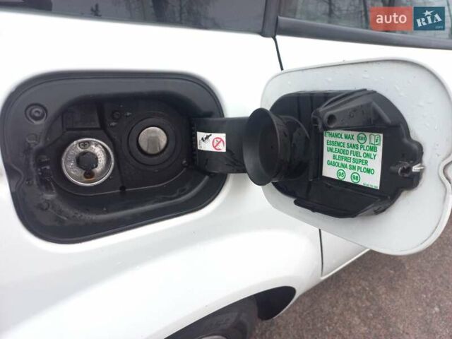 Белый Рено Меган, объемом двигателя 1.6 л и пробегом 247 тыс. км за 5100 $, фото 10 на Automoto.ua