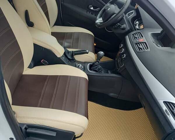 Белый Рено Меган, объемом двигателя 1.5 л и пробегом 267 тыс. км за 7000 $, фото 10 на Automoto.ua