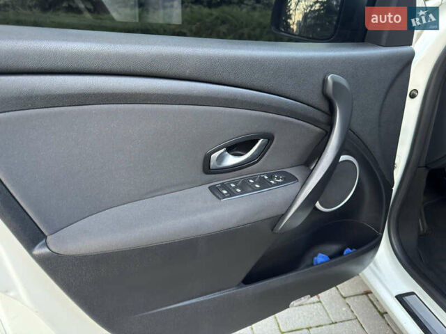 Белый Рено Меган, объемом двигателя 1.6 л и пробегом 220 тыс. км за 7600 $, фото 16 на Automoto.ua