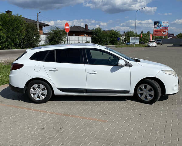 Рено Меган 2009 у Києві на Automoto.ua Білий Рено Меган, об'ємом двигуна 1.6 л та пробігом 242 тис. км за 6900 $, фото 3 на Automoto.ua