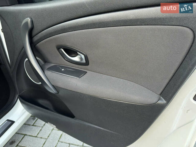 Белый Рено Меган, объемом двигателя 1.6 л и пробегом 220 тыс. км за 7600 $, фото 17 на Automoto.ua