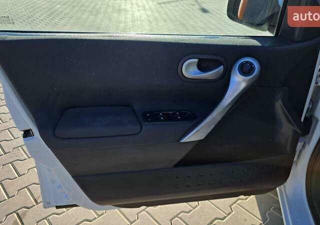 Білий Рено Меган, об'ємом двигуна 1.6 л та пробігом 250 тис. км за 5390 $, фото 14 на Automoto.ua