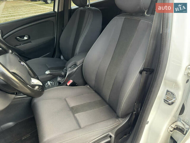 Белый Рено Меган, объемом двигателя 1.6 л и пробегом 220 тыс. км за 7700 $, фото 14 на Automoto.ua