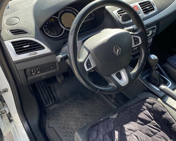 Рено Меган 2009 у Києві на Automoto.ua Білий Рено Меган, об'ємом двигуна 1.6 л та пробігом 242 тис. км за 6900 $, фото 10 на Automoto.ua
