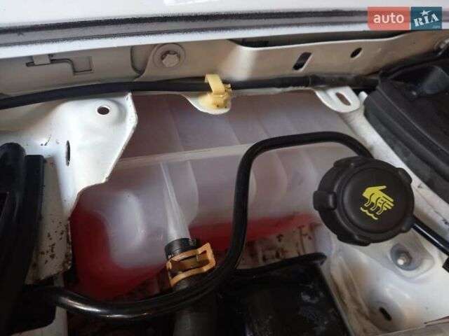 Білий Рено Меган, об'ємом двигуна 1.6 л та пробігом 201 тис. км за 5199 $, фото 48 на Automoto.ua