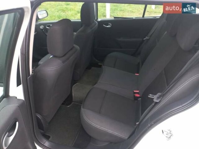 Белый Рено Меган, объемом двигателя 1.6 л и пробегом 247 тыс. км за 5100 $, фото 12 на Automoto.ua
