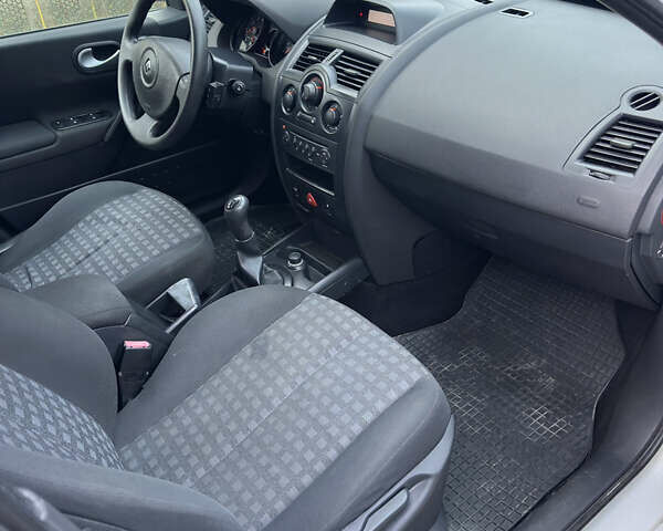 Белый Рено Меган, объемом двигателя 1.6 л и пробегом 145 тыс. км за 5500 $, фото 13 на Automoto.ua