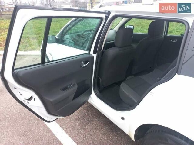 Белый Рено Меган, объемом двигателя 1.6 л и пробегом 247 тыс. км за 5100 $, фото 13 на Automoto.ua