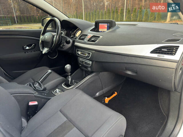 Белый Рено Меган, объемом двигателя 1.6 л и пробегом 220 тыс. км за 7700 $, фото 11 на Automoto.ua