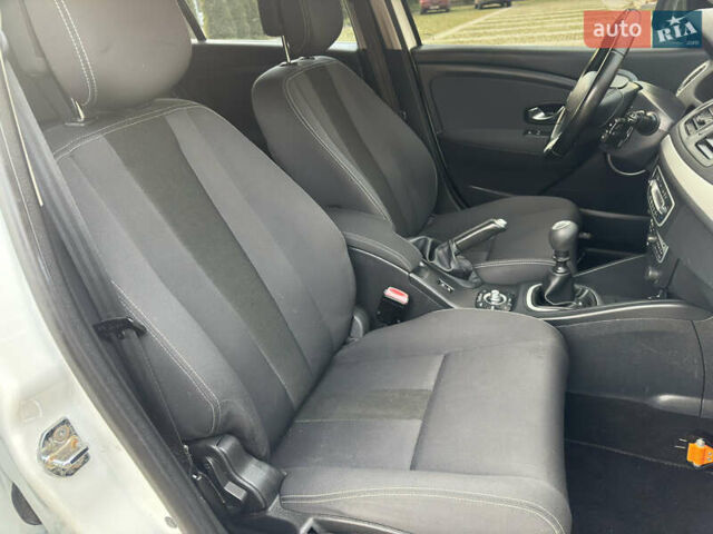 Белый Рено Меган, объемом двигателя 1.6 л и пробегом 220 тыс. км за 7700 $, фото 15 на Automoto.ua