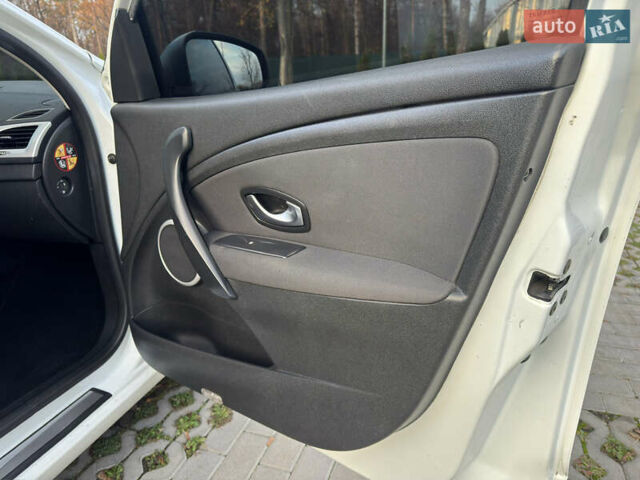 Белый Рено Меган, объемом двигателя 1.6 л и пробегом 220 тыс. км за 7700 $, фото 13 на Automoto.ua