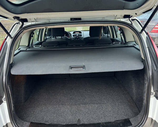 Белый Рено Меган, объемом двигателя 1.6 л и пробегом 145 тыс. км за 5500 $, фото 11 на Automoto.ua