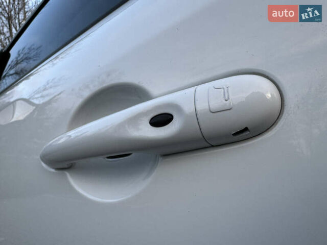 Белый Рено Меган, объемом двигателя 1.6 л и пробегом 220 тыс. км за 7600 $, фото 8 на Automoto.ua