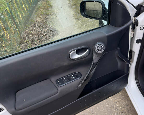 Белый Рено Меган, объемом двигателя 1.6 л и пробегом 145 тыс. км за 5500 $, фото 15 на Automoto.ua