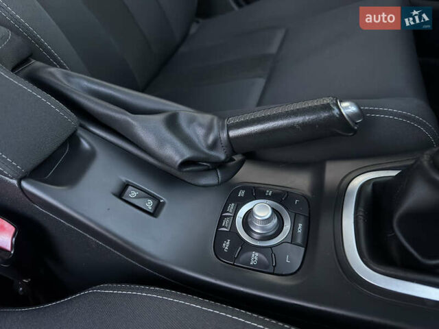 Белый Рено Меган, объемом двигателя 1.6 л и пробегом 220 тыс. км за 7600 $, фото 13 на Automoto.ua