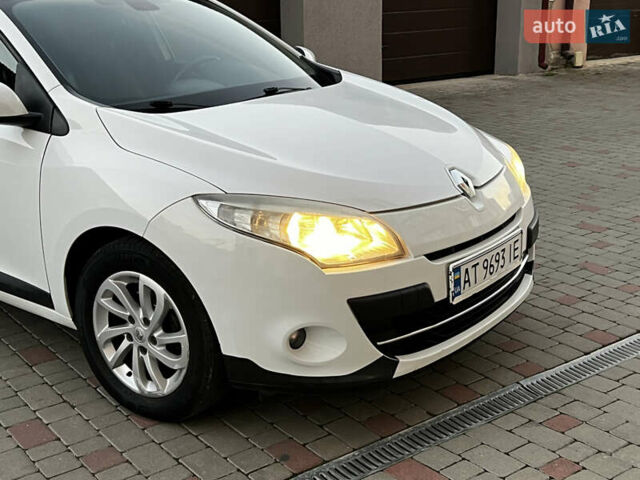Белый Рено Меган, объемом двигателя 2 л и пробегом 290 тыс. км за 5950 $, фото 4 на Automoto.ua