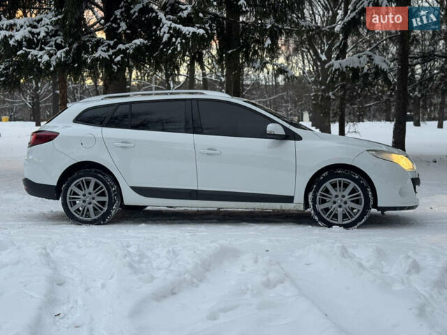 Белый Рено Меган, объемом двигателя 1.6 л и пробегом 225 тыс. км за 7600 $, фото 6 на Automoto.ua