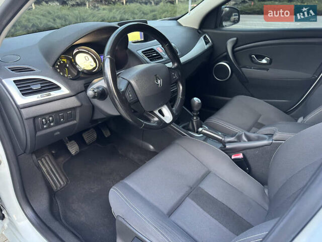 Белый Рено Меган, объемом двигателя 1.6 л и пробегом 220 тыс. км за 7600 $, фото 9 на Automoto.ua