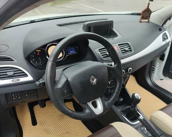 Белый Рено Меган, объемом двигателя 1.5 л и пробегом 267 тыс. км за 7000 $, фото 13 на Automoto.ua