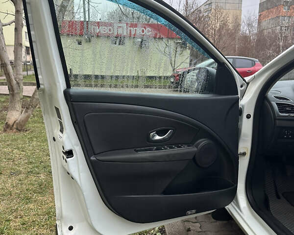 Белый Рено Меган, объемом двигателя 1.46 л и пробегом 221 тыс. км за 6400 $, фото 18 на Automoto.ua