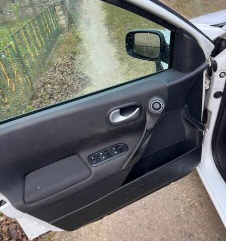 Белый Рено Меган, объемом двигателя 1.6 л и пробегом 145 тыс. км за 5300 $, фото 15 на Automoto.ua