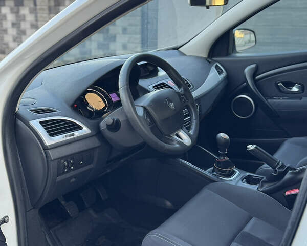 Белый Рено Меган, объемом двигателя 1.46 л и пробегом 298 тыс. км за 6200 $, фото 41 на Automoto.ua