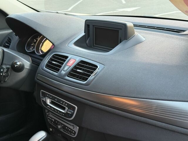 Белый Рено Меган, объемом двигателя 1.5 л и пробегом 243 тыс. км за 7500 $, фото 6 на Automoto.ua