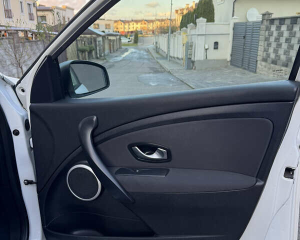 Белый Рено Меган, объемом двигателя 1.46 л и пробегом 298 тыс. км за 6200 $, фото 46 на Automoto.ua