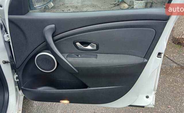 Белый Рено Меган, объемом двигателя 1.6 л и пробегом 240 тыс. км за 7200 $, фото 8 на Automoto.ua