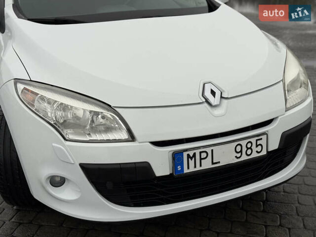 Белый Рено Меган, объемом двигателя 1.6 л и пробегом 211 тыс. км за 6750 $, фото 16 на Automoto.ua