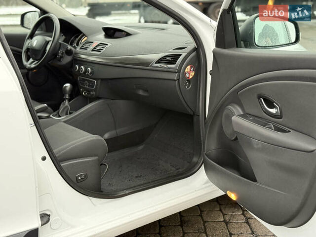 Белый Рено Меган, объемом двигателя 1.6 л и пробегом 211 тыс. км за 6750 $, фото 28 на Automoto.ua