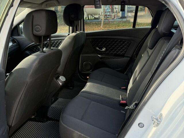 Белый Рено Меган, объемом двигателя 1.5 л и пробегом 363 тыс. км за 5500 $, фото 11 на Automoto.ua