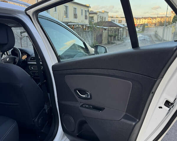 Белый Рено Меган, объемом двигателя 1.46 л и пробегом 298 тыс. км за 6200 $, фото 53 на Automoto.ua