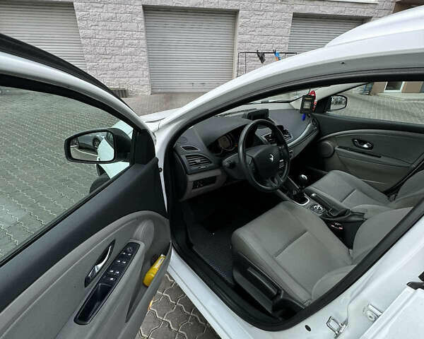 Белый Рено Меган, объемом двигателя 1.5 л и пробегом 323 тыс. км за 5500 $, фото 6 на Automoto.ua