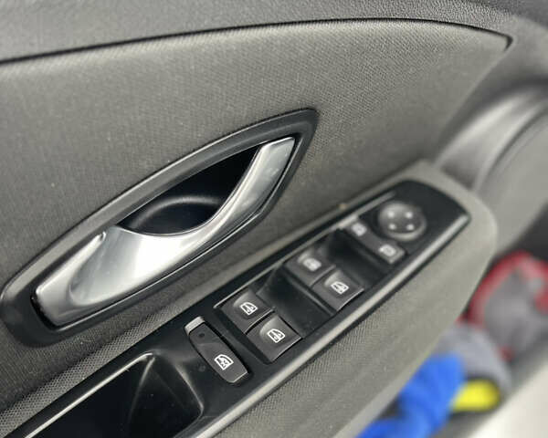 Белый Рено Меган, объемом двигателя 1.46 л и пробегом 289 тыс. км за 5999 $, фото 20 на Automoto.ua