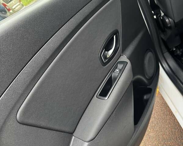 Рено Меган 2010 в Житомире на Automoto.ua Белый Рено Меган, объемом двигателя 1.46 л и пробегом 173 тыс. км за 6700 $, фото 6 на Automoto.ua