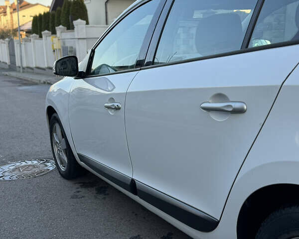 Белый Рено Меган, объемом двигателя 1.46 л и пробегом 298 тыс. км за 6200 $, фото 33 на Automoto.ua